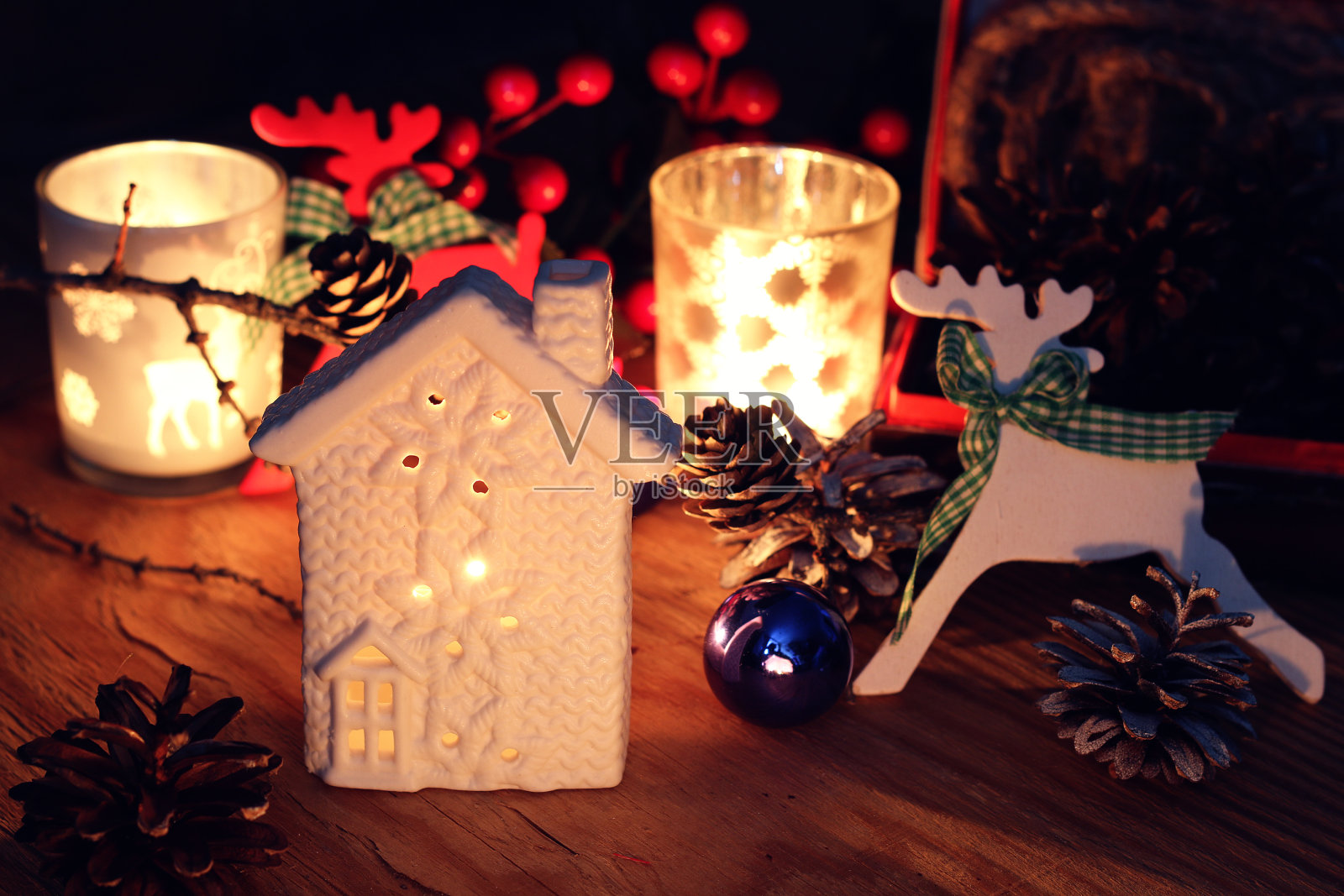 新年松果蜡烛桌照片摄影图片