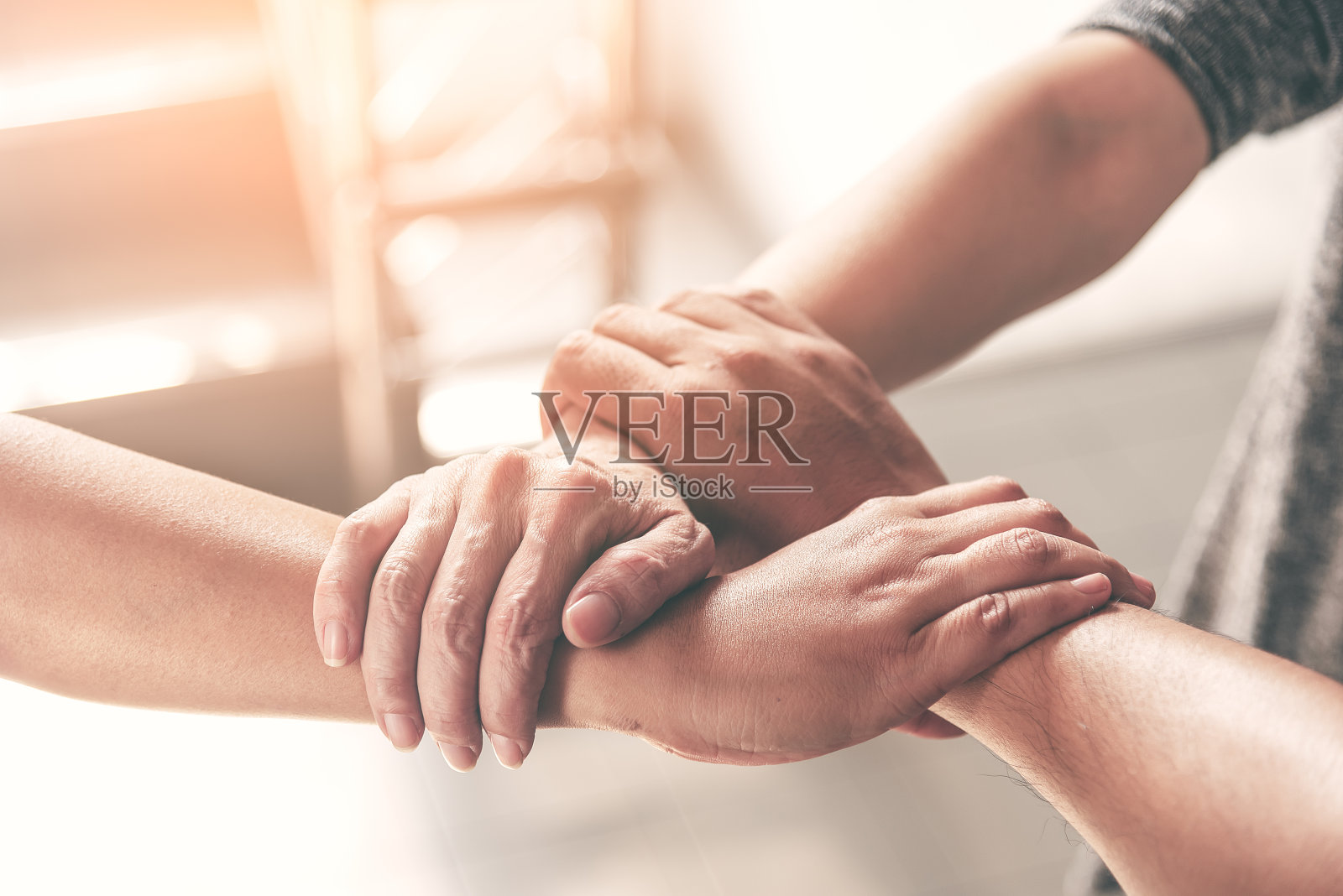 人们手工组装作为一个连接会议的团队理念。作为业务或工作成就而集合人手的一群人。男人和女人在见面后会触摸彼此的手。团队合作概念。照片摄影图片