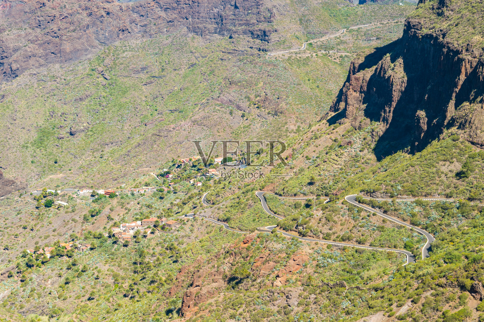 西班牙特内里费侵蚀河谷内的马斯卡乡村小镇照片摄影图片