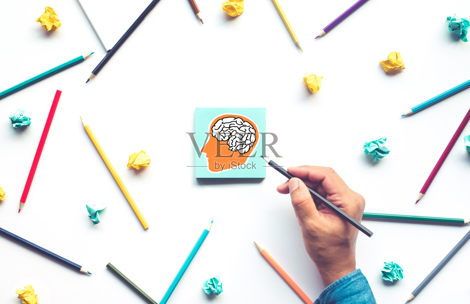 想法灵感的概念与绘制大脑在头部在笔记本纸的背景照片摄影图片