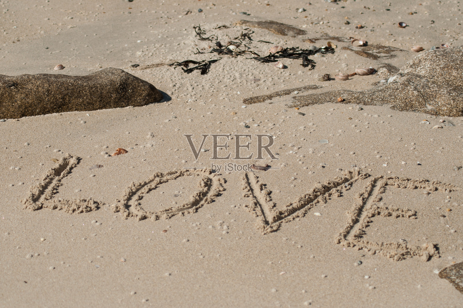 爱的话语写在沙滩上的沙子上照片摄影图片