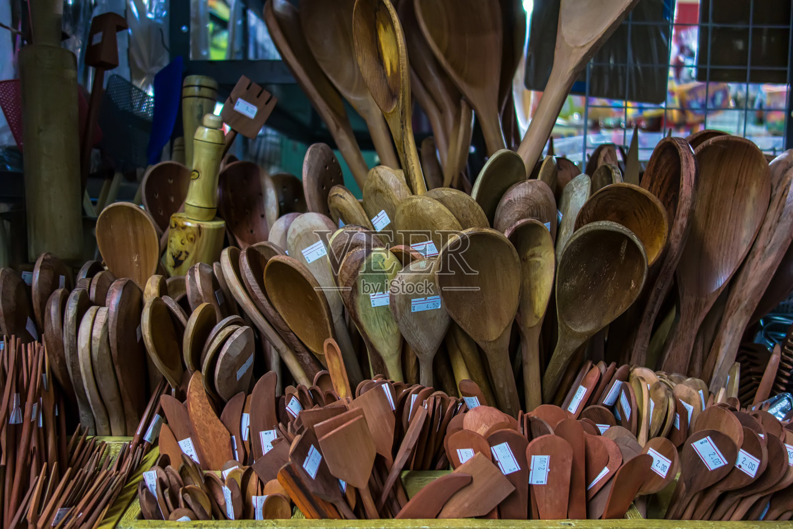用木头制成的厨房用具在巴西受欢迎的市政市场上出售照片摄影图片