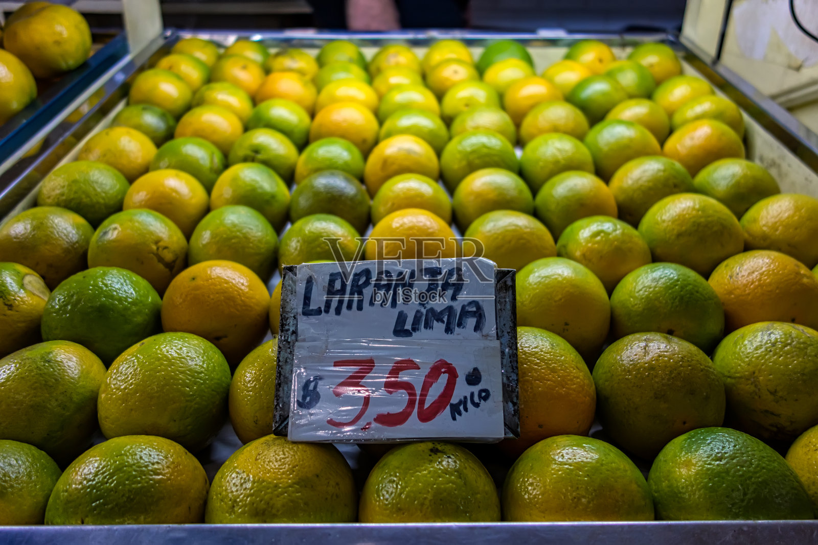 在巴西，橘子摊在受欢迎的市政市场上照片摄影图片