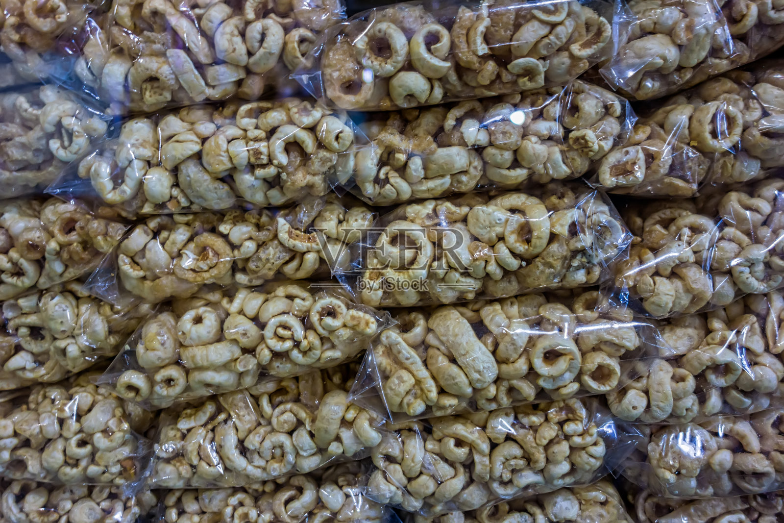 巴西市集上的猪肉脆皮袋照片摄影图片