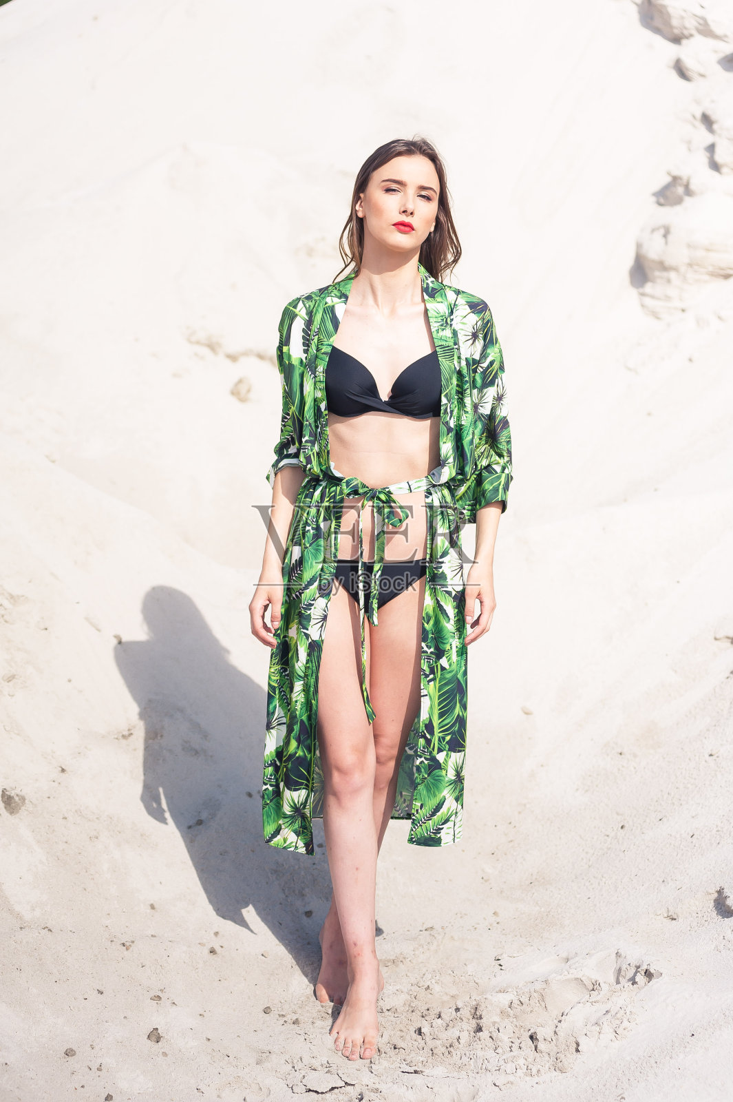 女人的肖像与运动身体穿着泳衣。白天在沙滩上做模特照片摄影图片