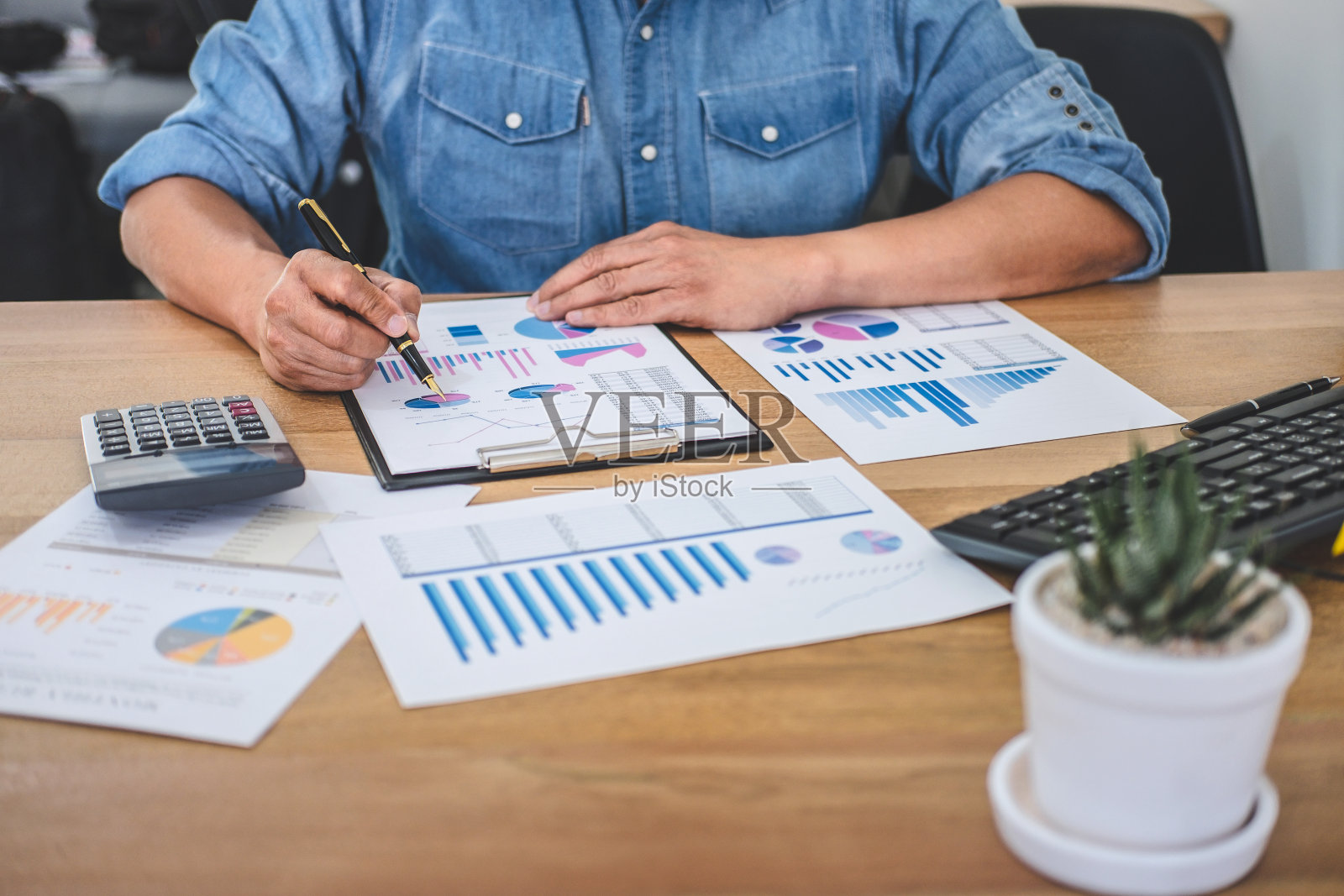 企业融资会计银行概念，商人做财务和计算成本的房地产投资和其他，税收制度照片摄影图片