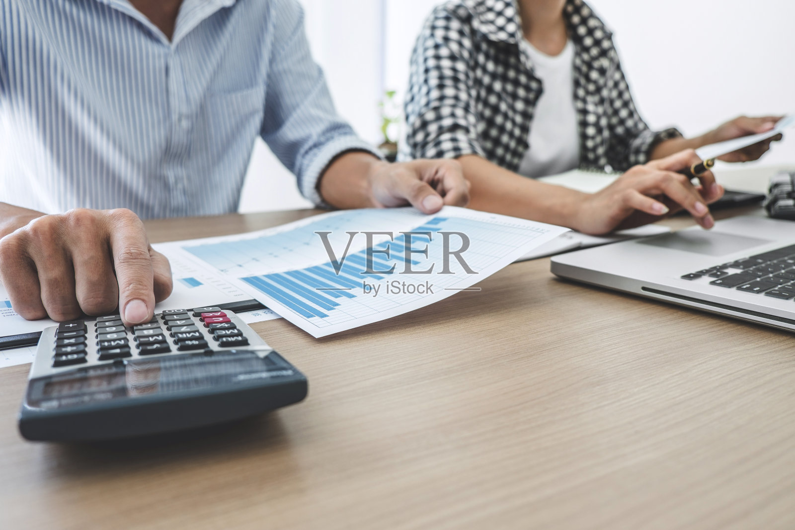 商务团队会议工作与新的启动项目，讨论和分析数据图表，笔记本电脑的使用，商业财务和会计概念照片摄影图片