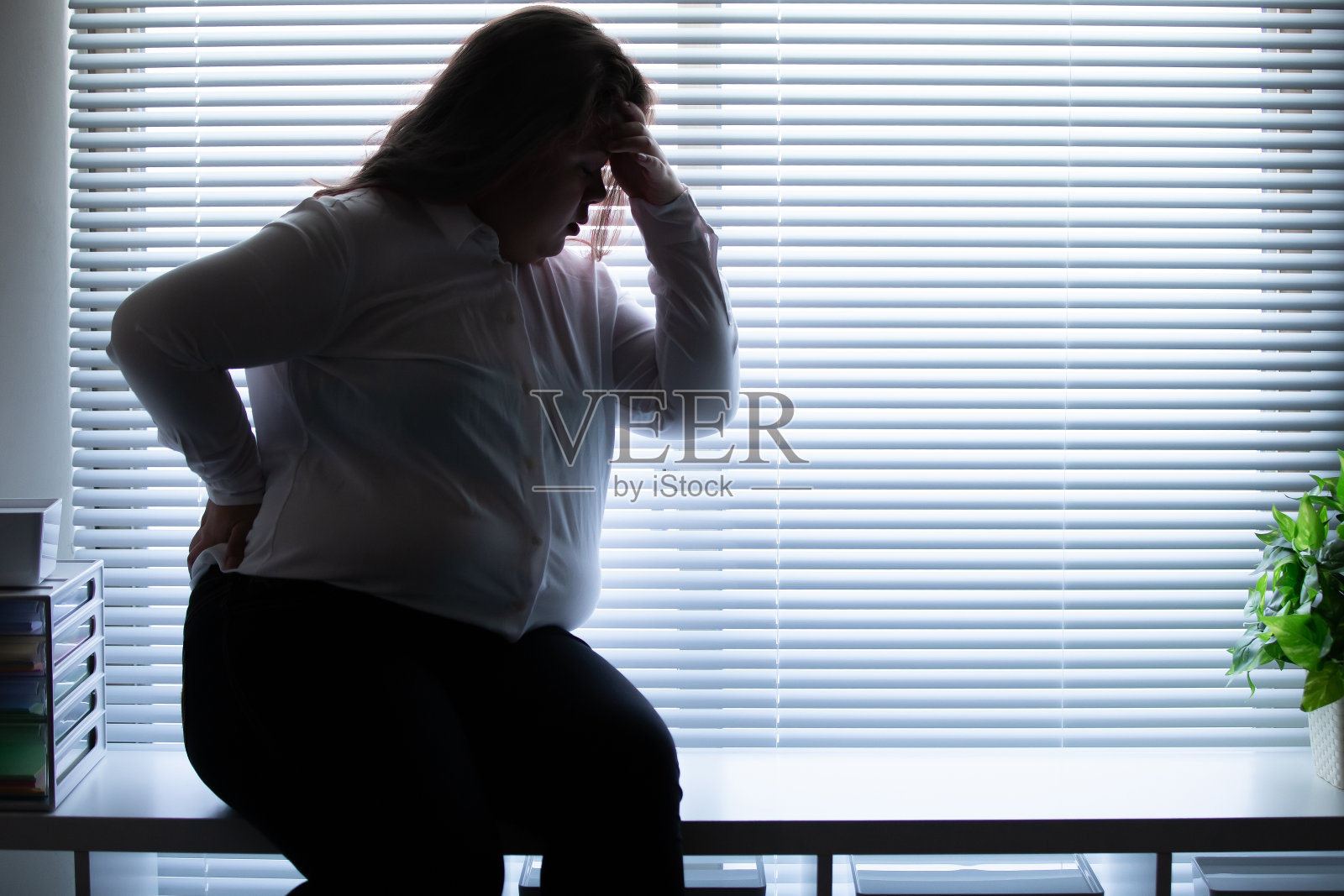 加大码女人感到头痛照片摄影图片