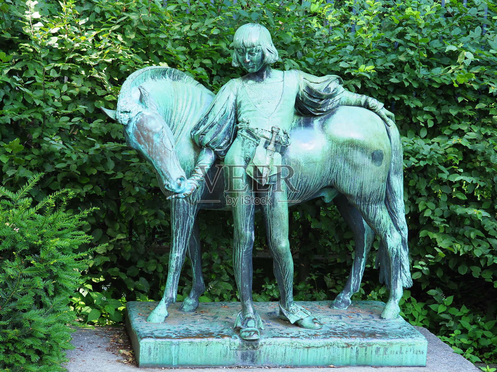 青铜雕塑小马和纳普或小马和乡绅，Erdmann Enke创造，日期1896。柏林大花园中的英国花园照片摄影图片