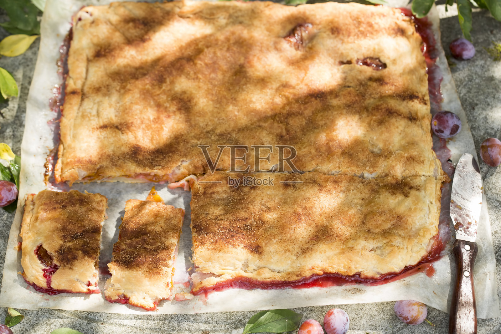 鲜梅子肉桂蛋糕照片摄影图片