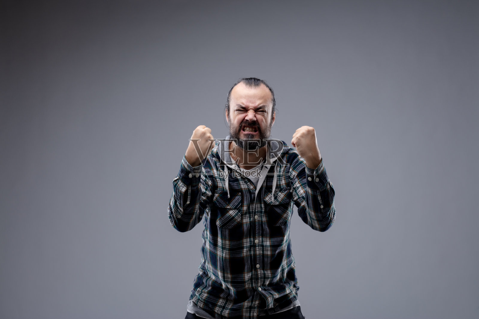 愤怒的人咬牙切齿照片摄影图片