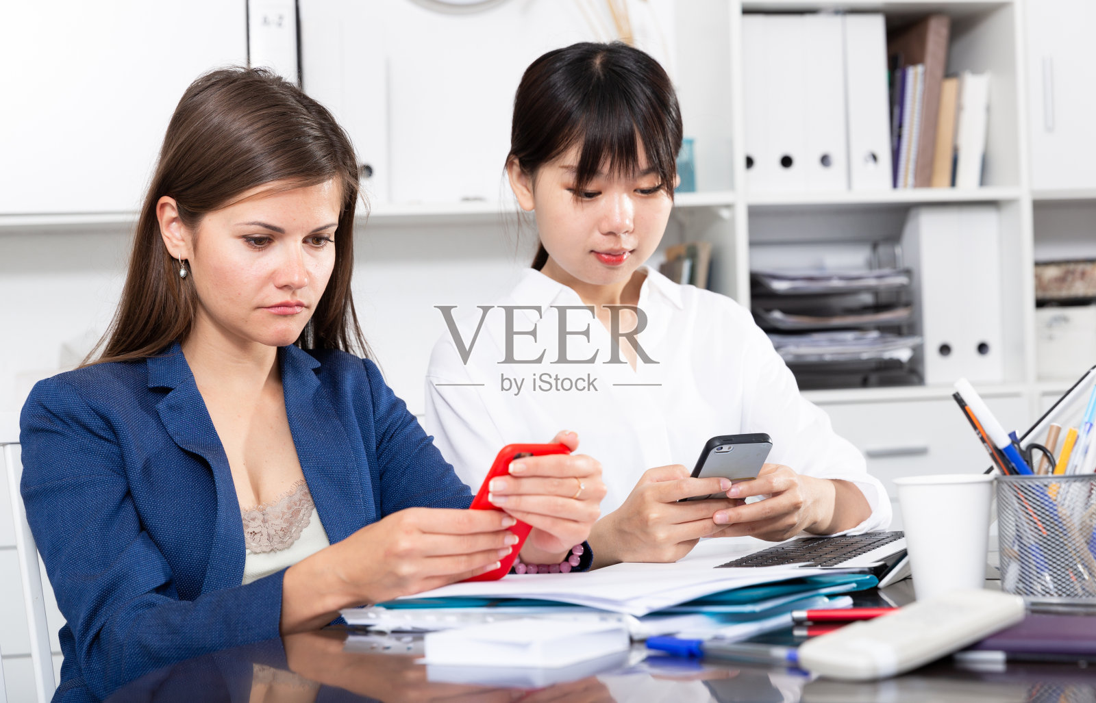 商务人士使用智能手机照片摄影图片