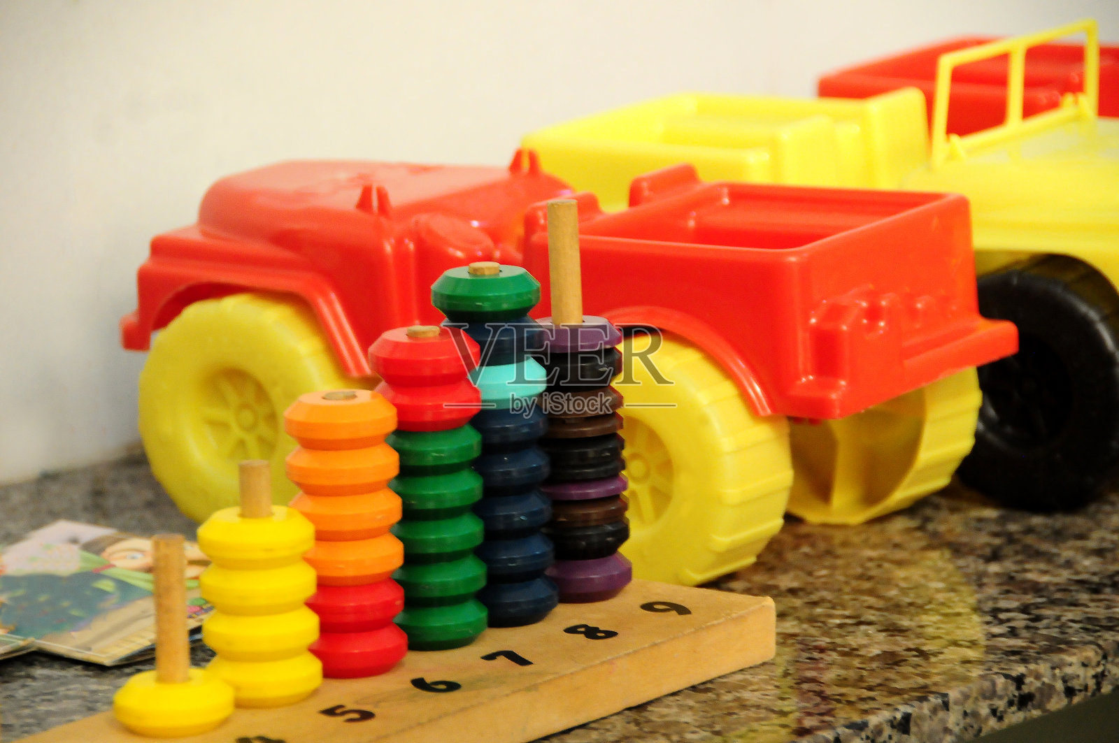 塑料手推车和教育玩具照片摄影图片