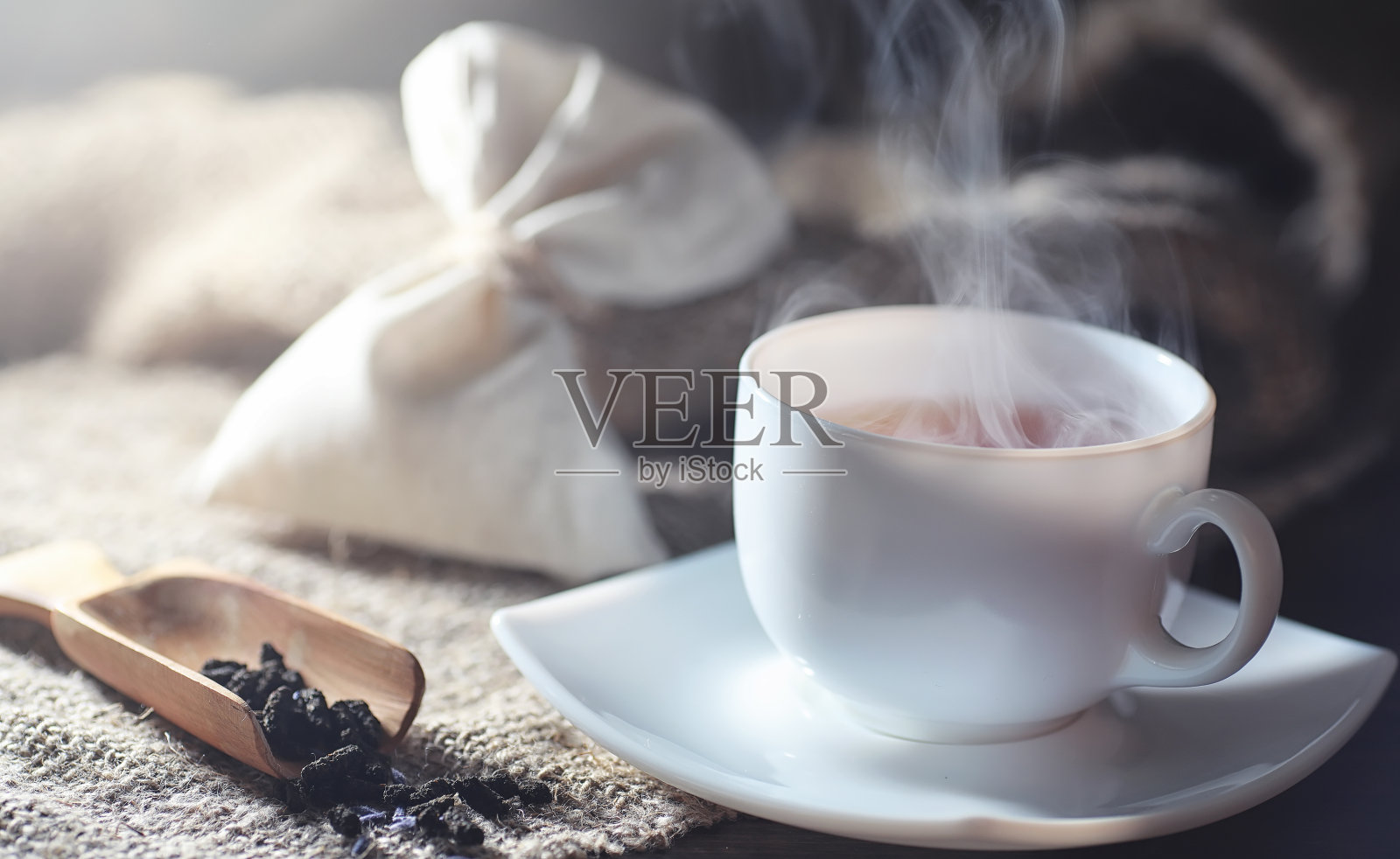 已泡好的茶放在上菜的桌子上照片摄影图片