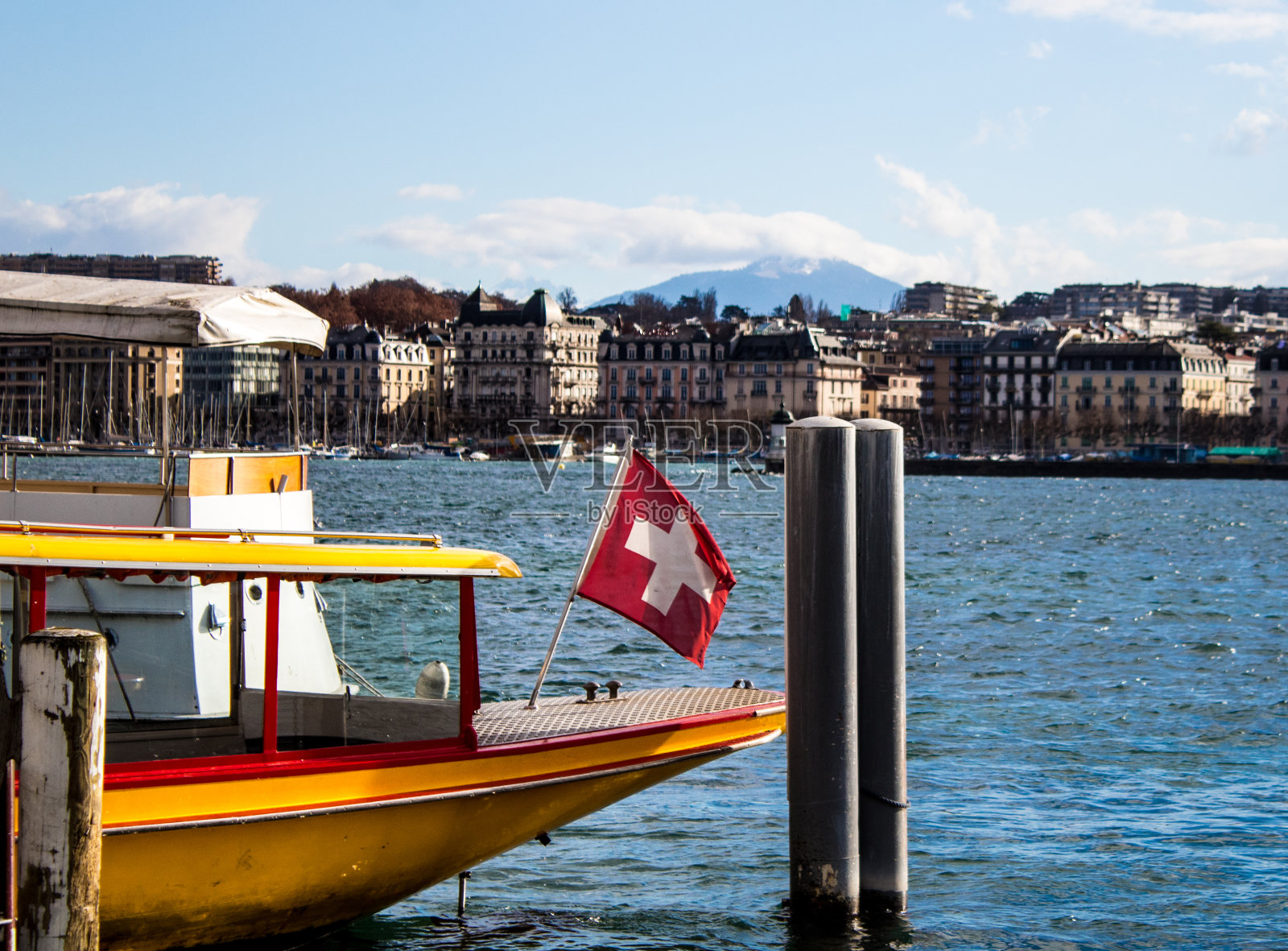 日内瓦湖上的黄船照片摄影图片