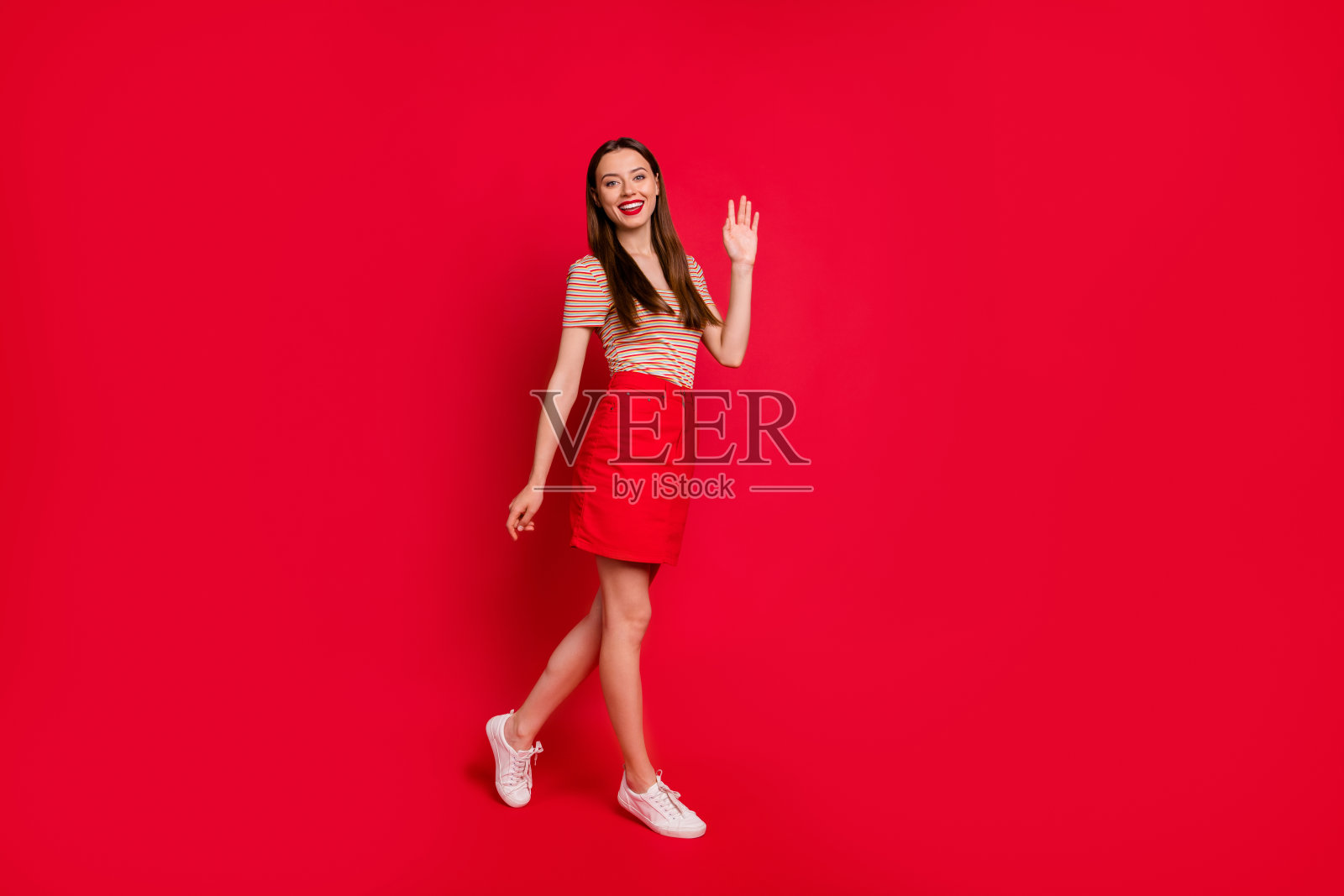 全尺寸的身体照片一个可爱的女士有一个有趣的旅行挥手相机你孤立明亮的背景照片摄影图片