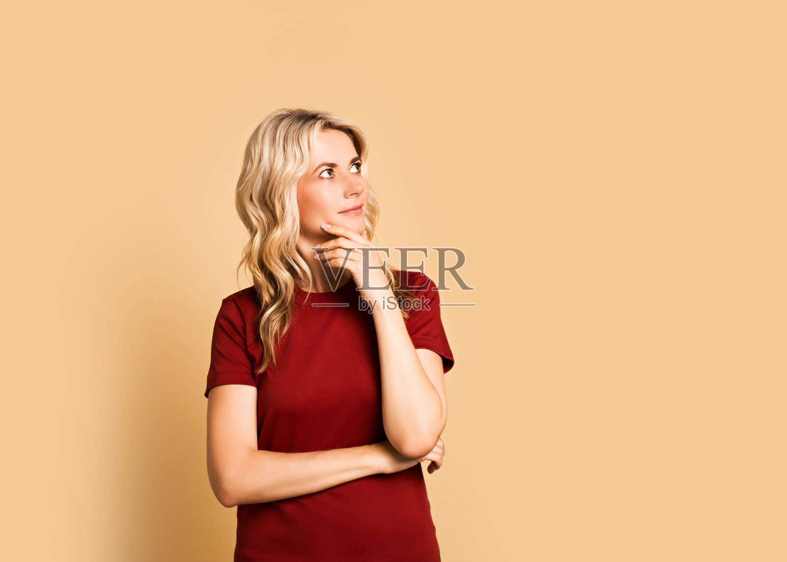 金发女人成年迷人的美丽微笑肖像，白人女孩在粉红色的背景t-短照片摄影图片