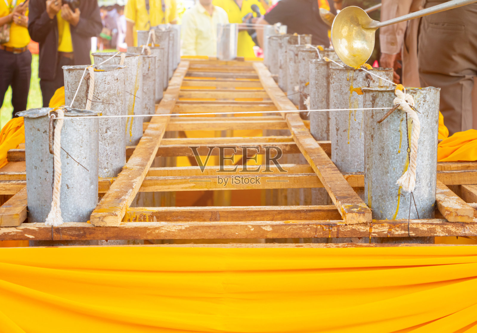 蜡烛铸造佛教传统。选择浅景深对焦照片摄影图片