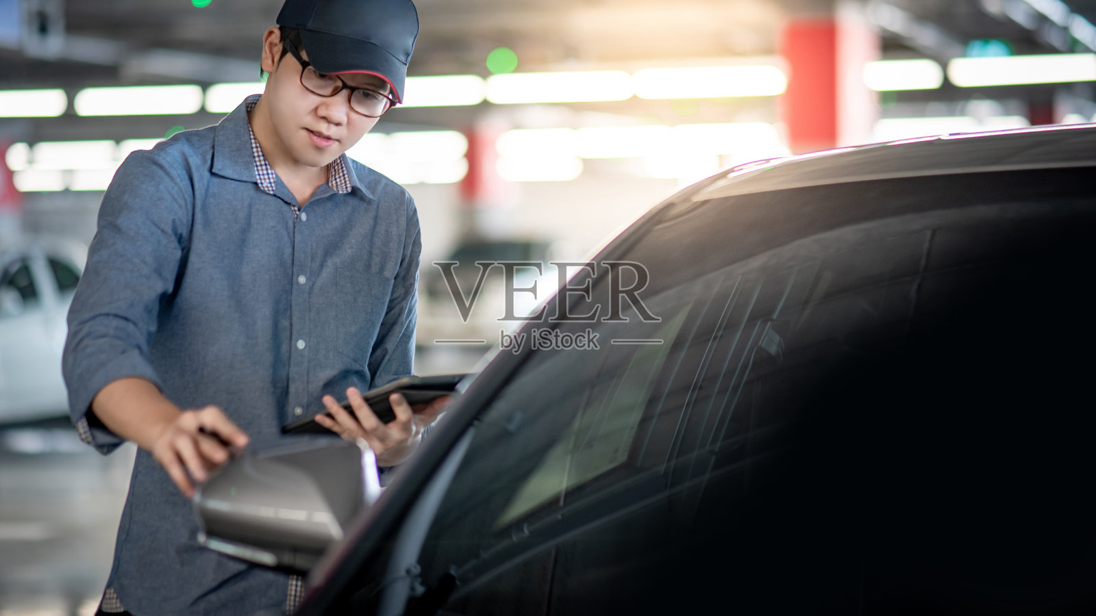 亚洲汽车技师检查汽车后视镜照片摄影图片