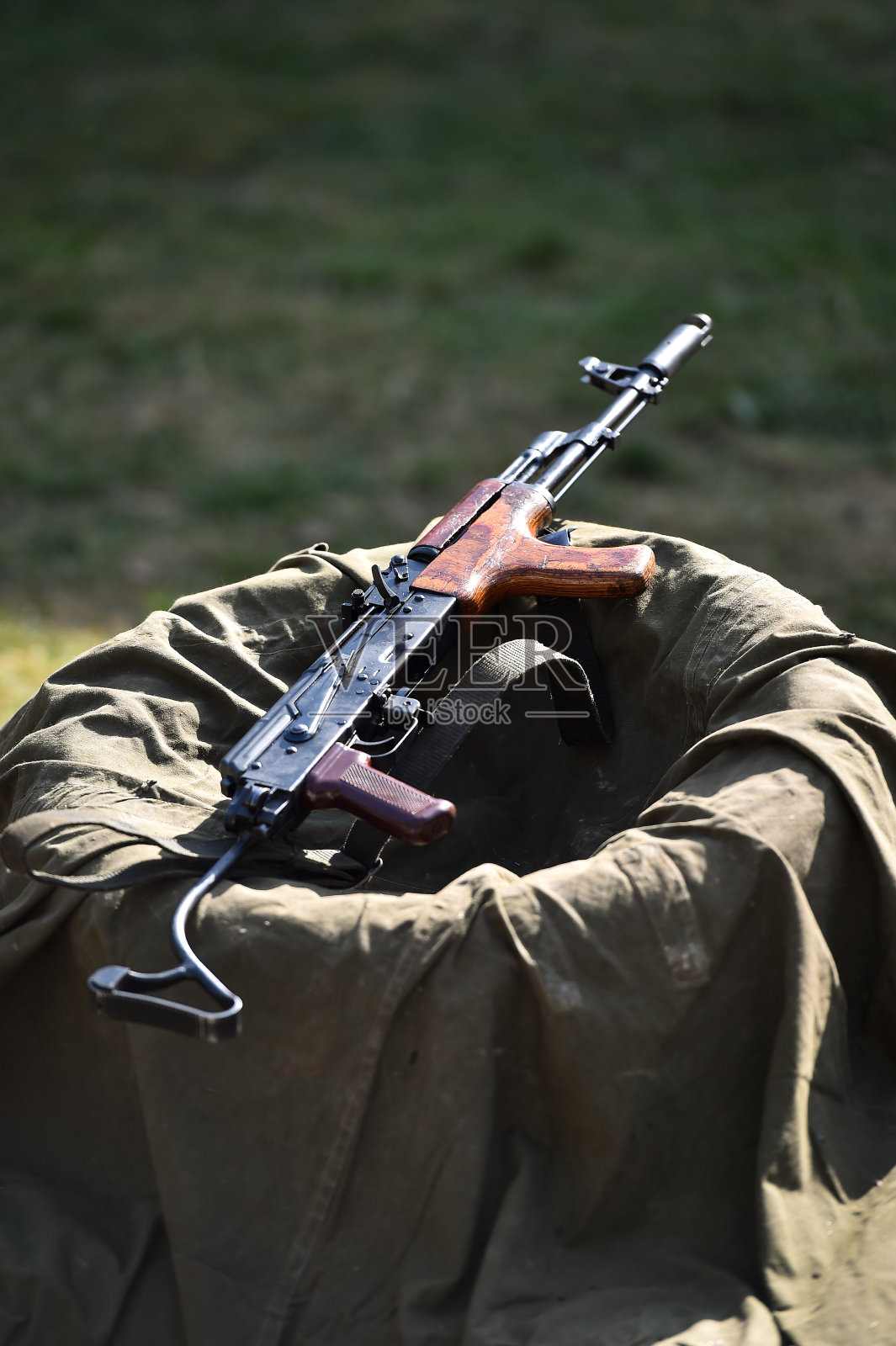 在射击场使用突击步枪进行户外目标射击照片摄影图片