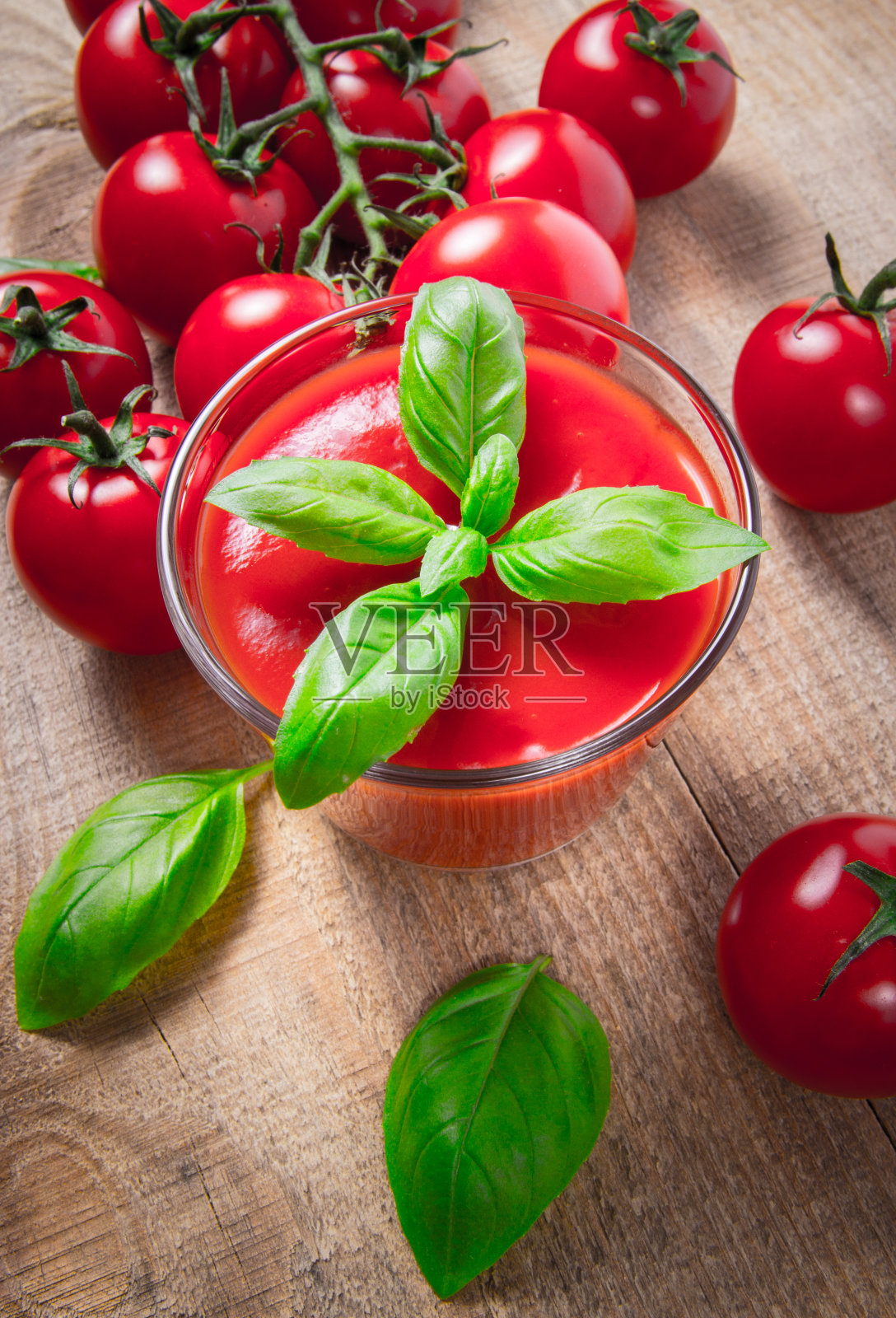 新鲜番茄汁是维生素的来源。木制背景。照片摄影图片