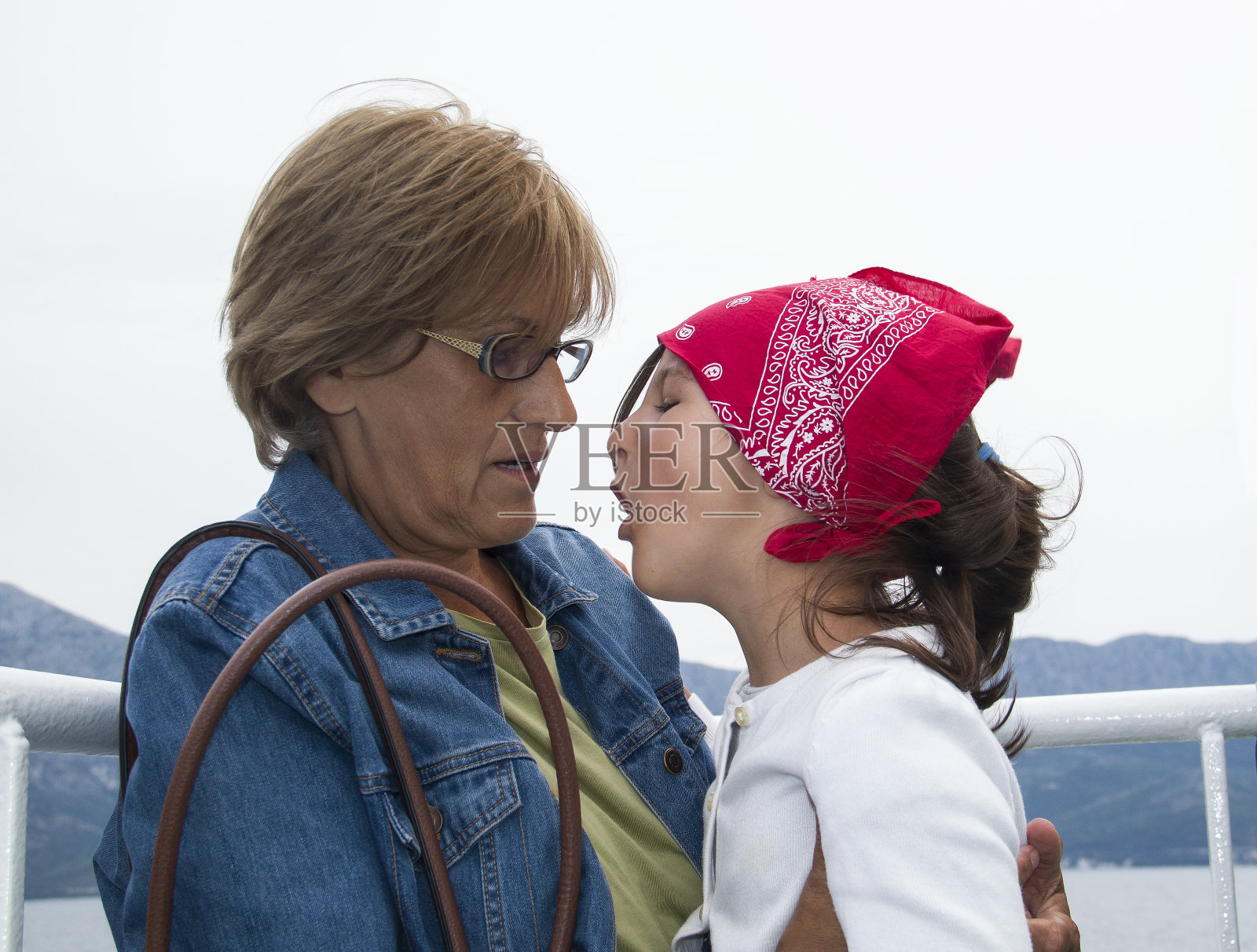 祖母和孙女喜欢乘渡船旅行照片摄影图片