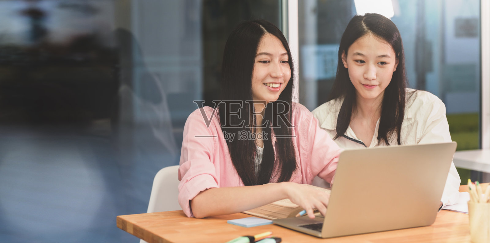 开朗的年轻大学生在一起学习照片摄影图片