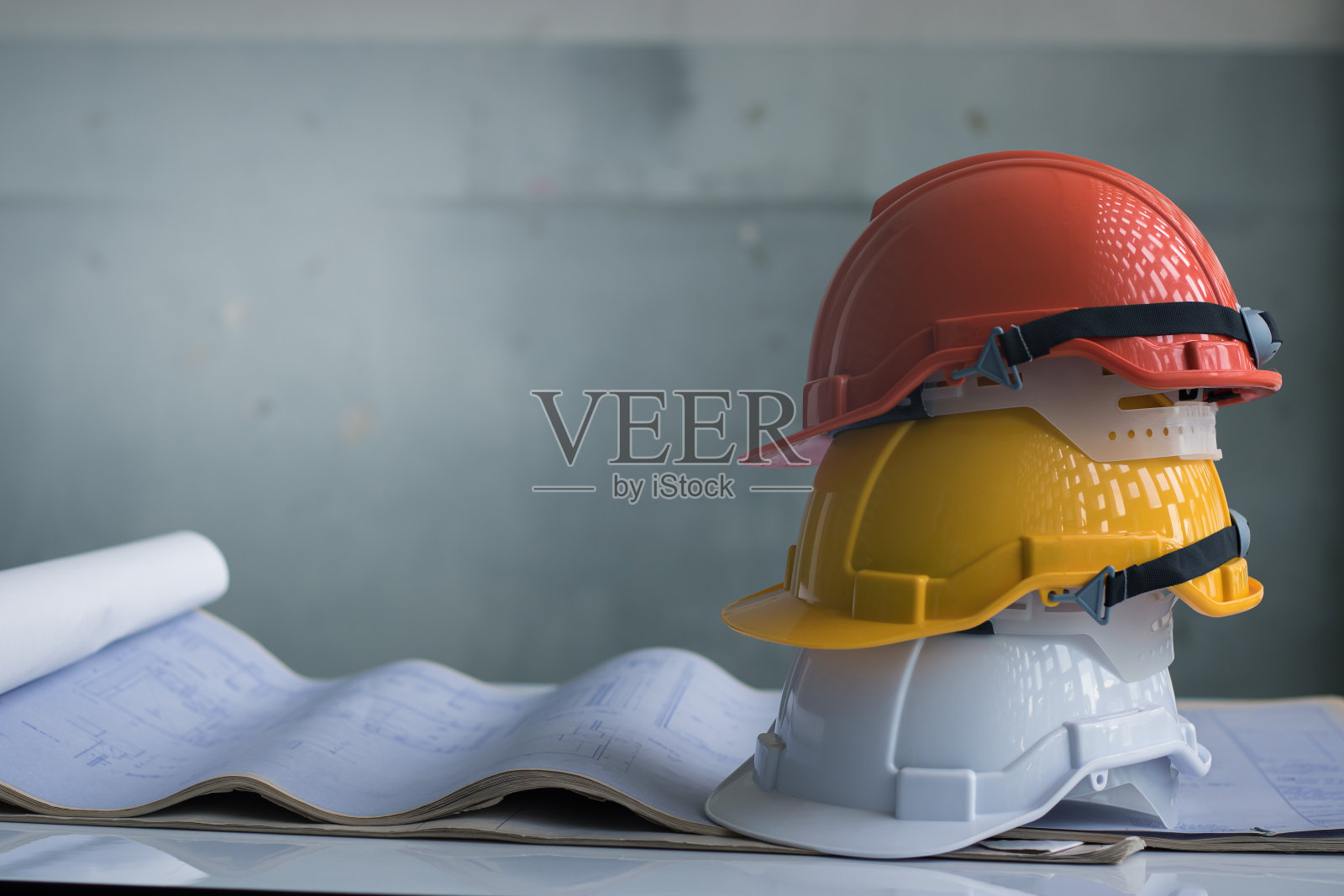 安全帽放在桌子上。照片摄影图片