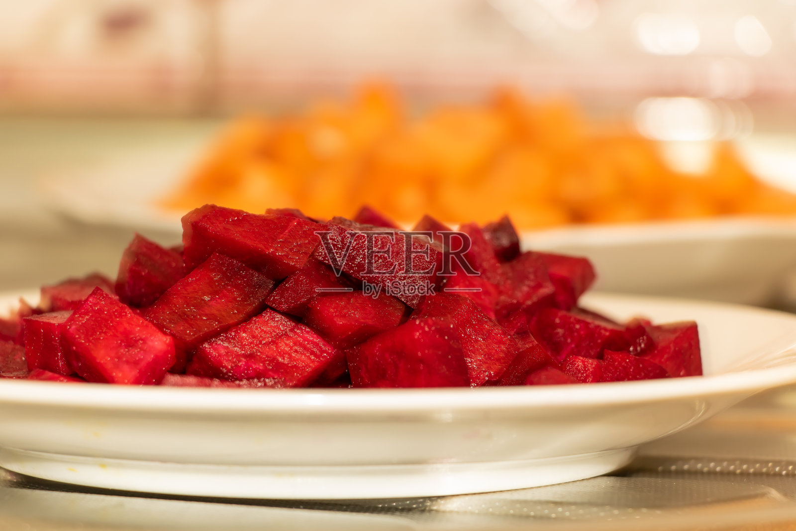 红色甜菜在烹饪过程中被切成薄片照片摄影图片