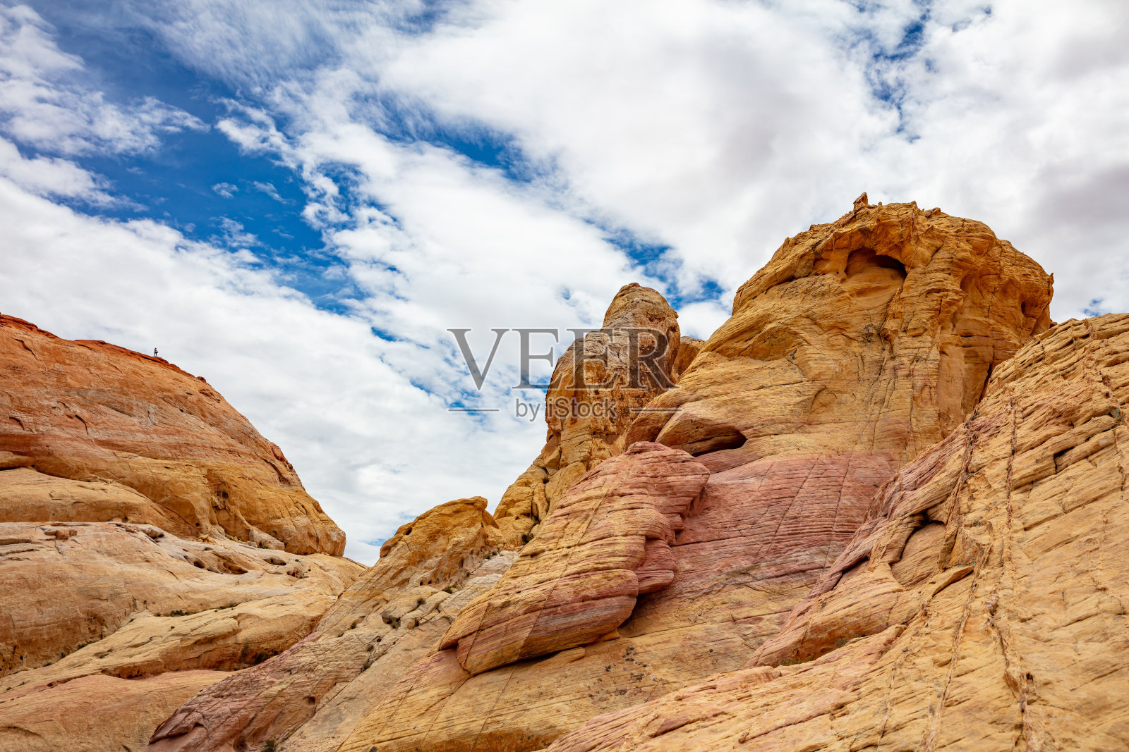 美国内华达火谷州立公园。红色的砂岩形成，蓝天白云照片摄影图片
