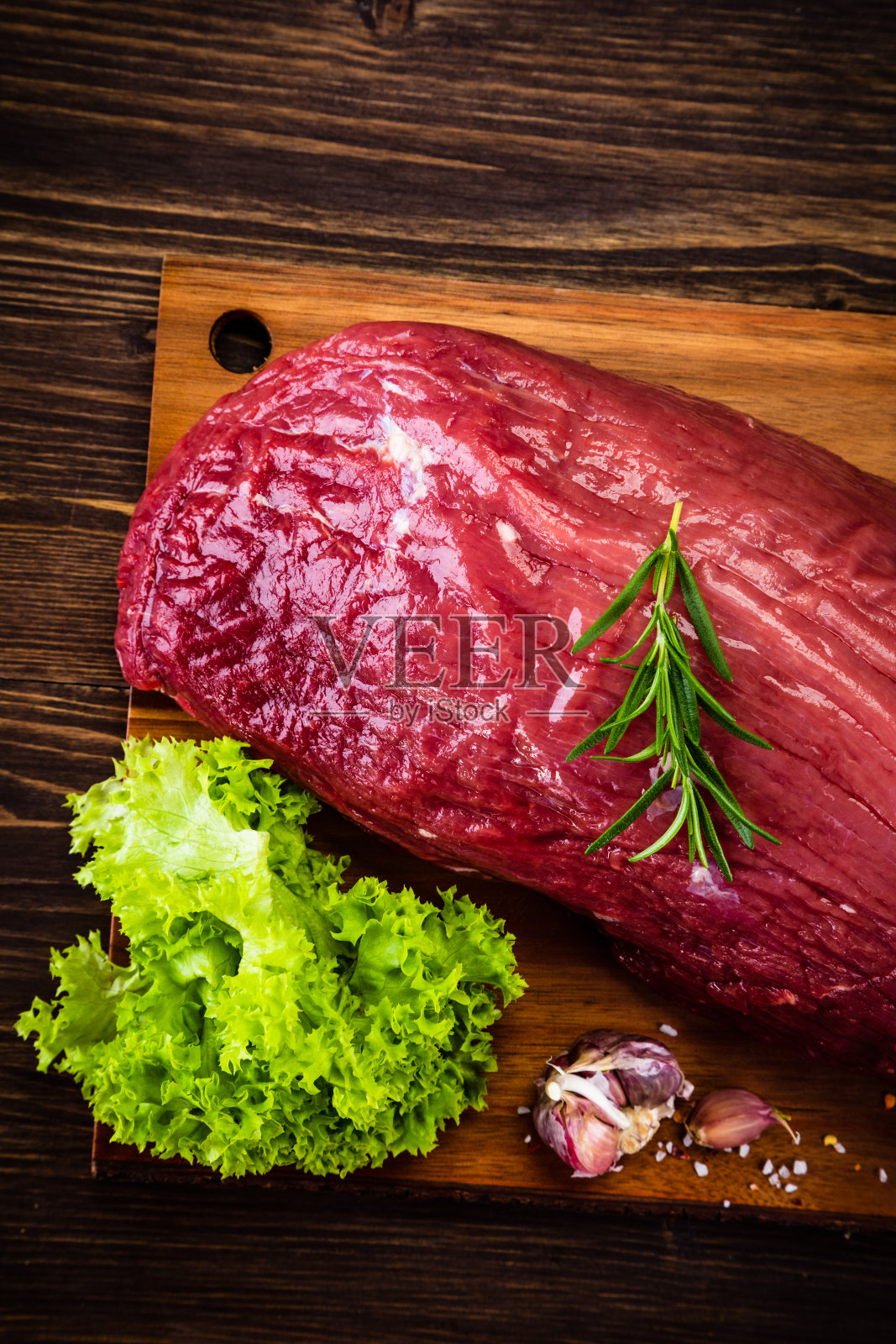 切板上的新鲜生牛肉照片摄影图片