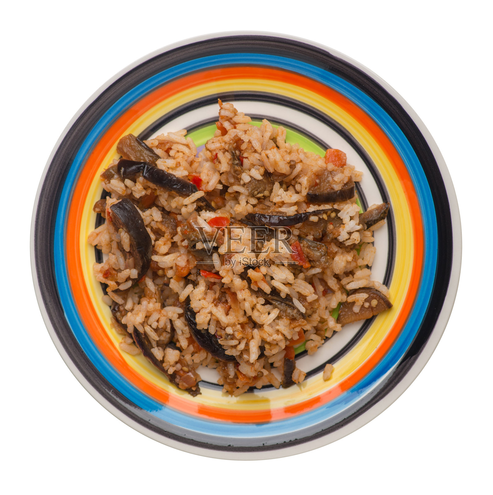 红烧西葫芦饭，配番茄和辣椒。白色背景上孤立的蔬菜米饭。素食。亚洲美食俯视图照片摄影图片