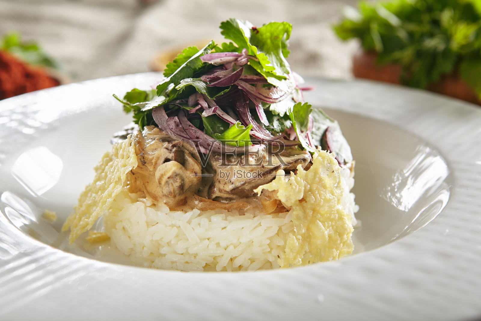 热牛肉烩饭，洋葱圈和蔬菜照片摄影图片