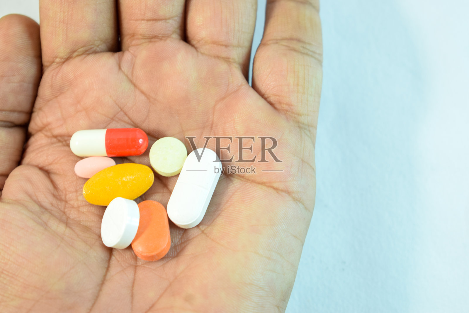 药物对人的手片剂胶囊药丸照片摄影图片