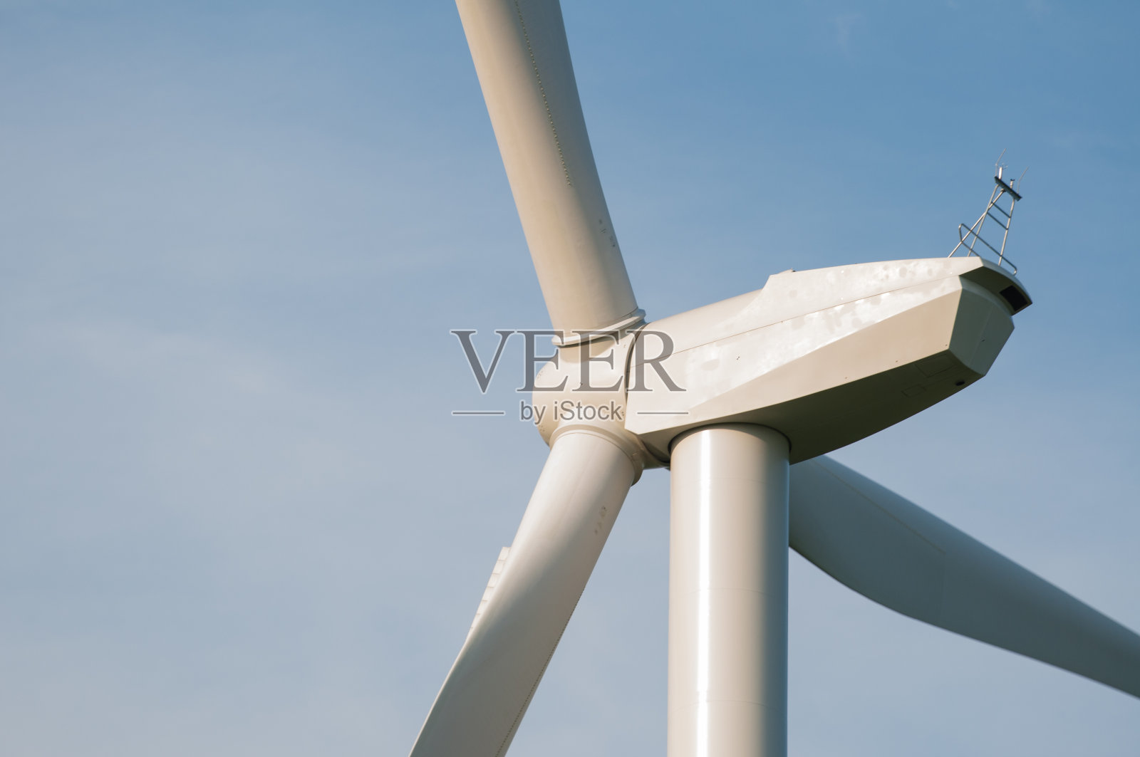 一幅风车俯瞰美丽蓝天的照片照片摄影图片