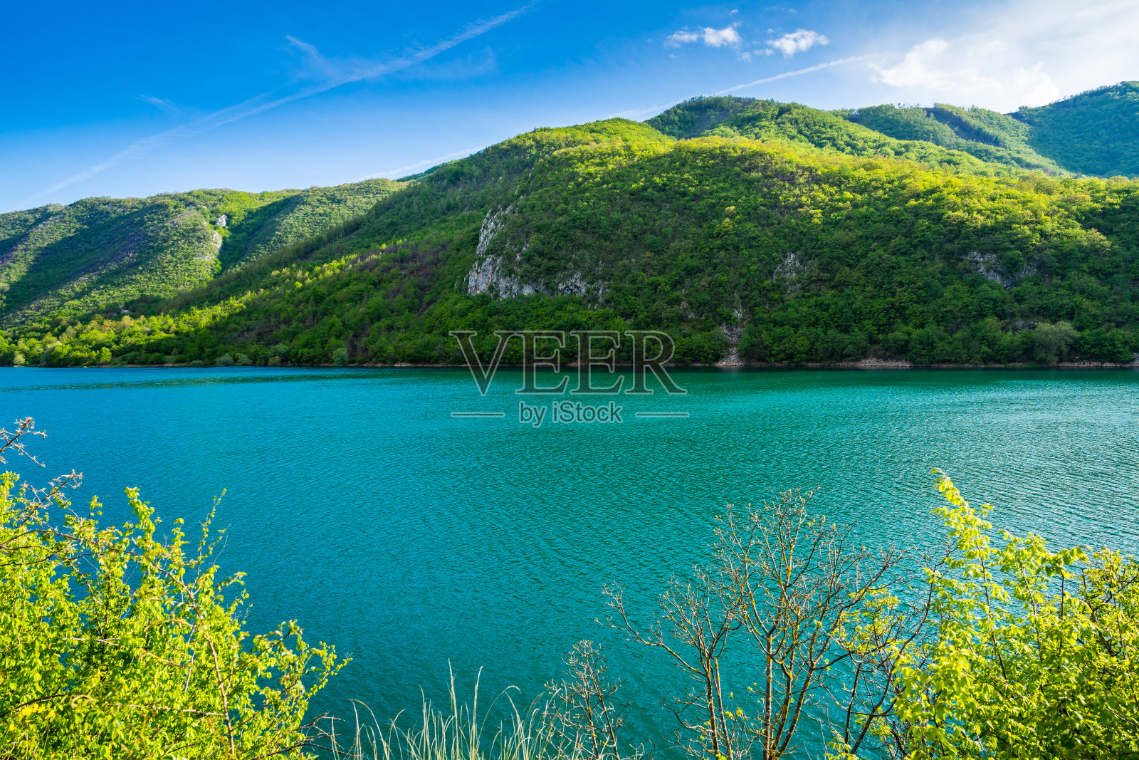 黑山尼克希奇市：利韦罗沃奇湖水库的绿色山谷照片摄影图片