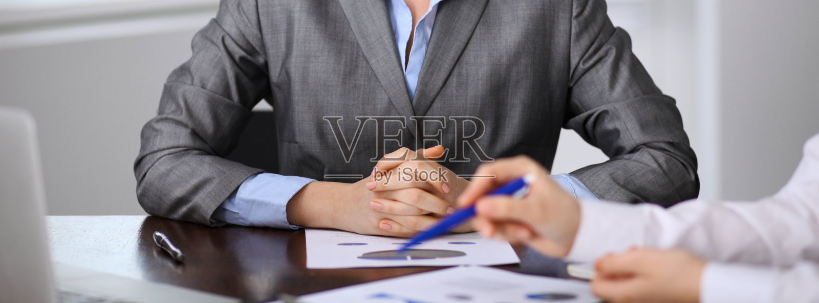 商务人士在会上讨论问题。谈判的概念照片摄影图片