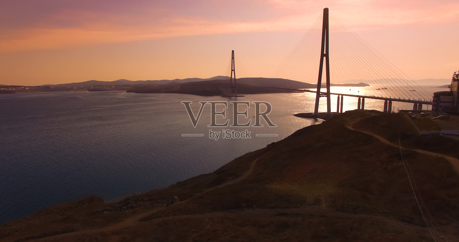 空中检阅以俄罗斯大桥为背景的海景景观。照片摄影图片