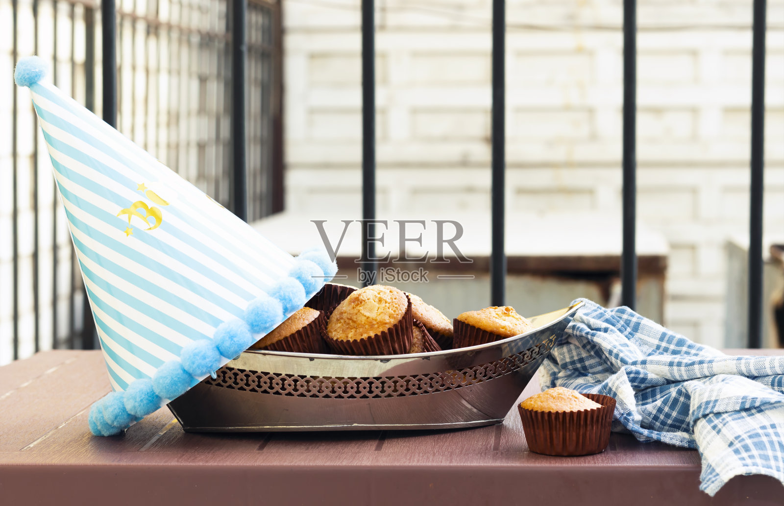 自制阿拉伯糖松饼船形银盘与蓝色帽子，寿星概念照片摄影图片