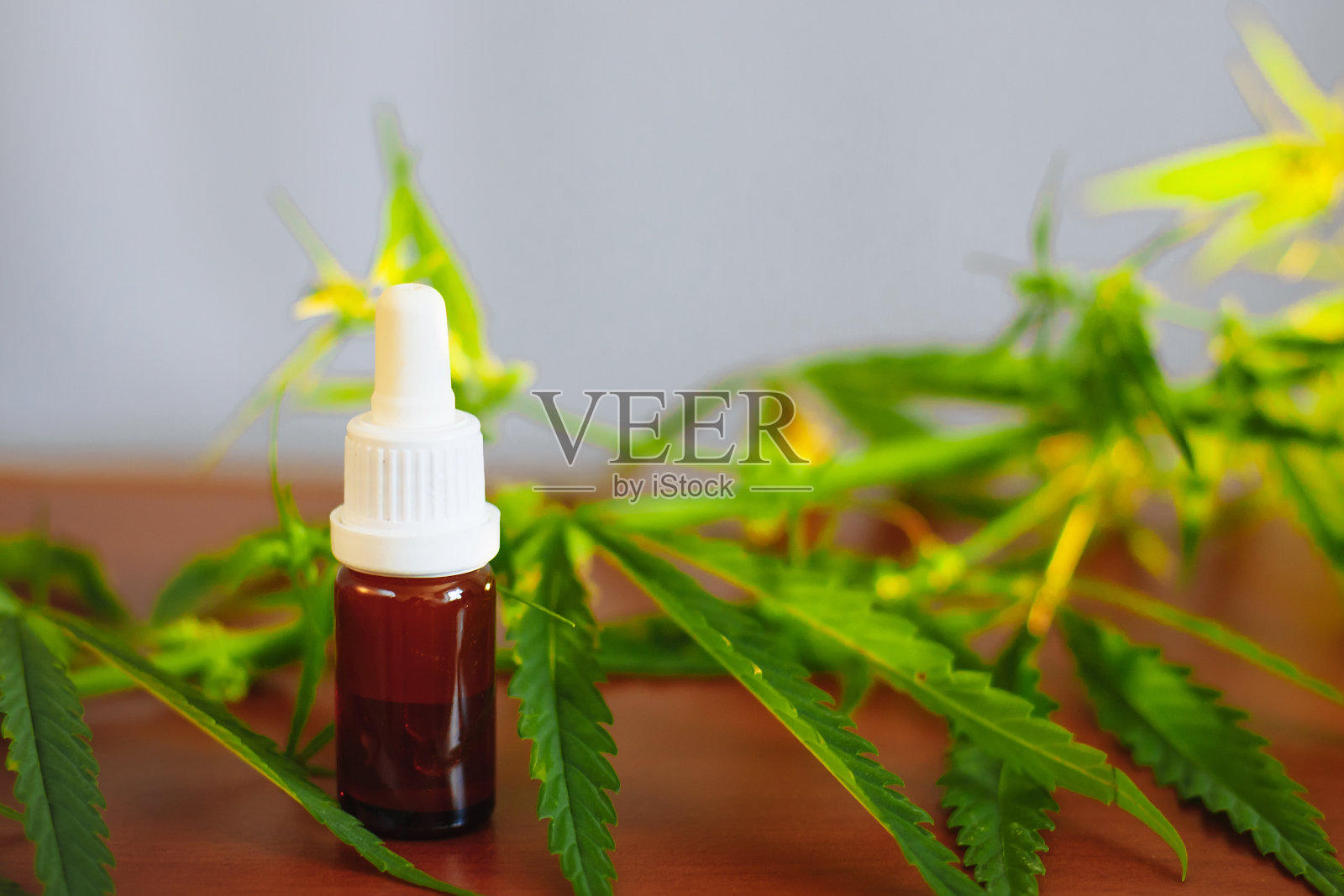 大麻背景上的大麻二酚油。医用大麻与cbd提取物。健康大麻大麻二酚。优质大麻产品照片摄影图片