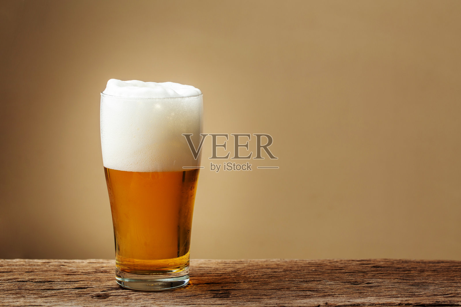 玻璃啤酒上的木材背景照片摄影图片