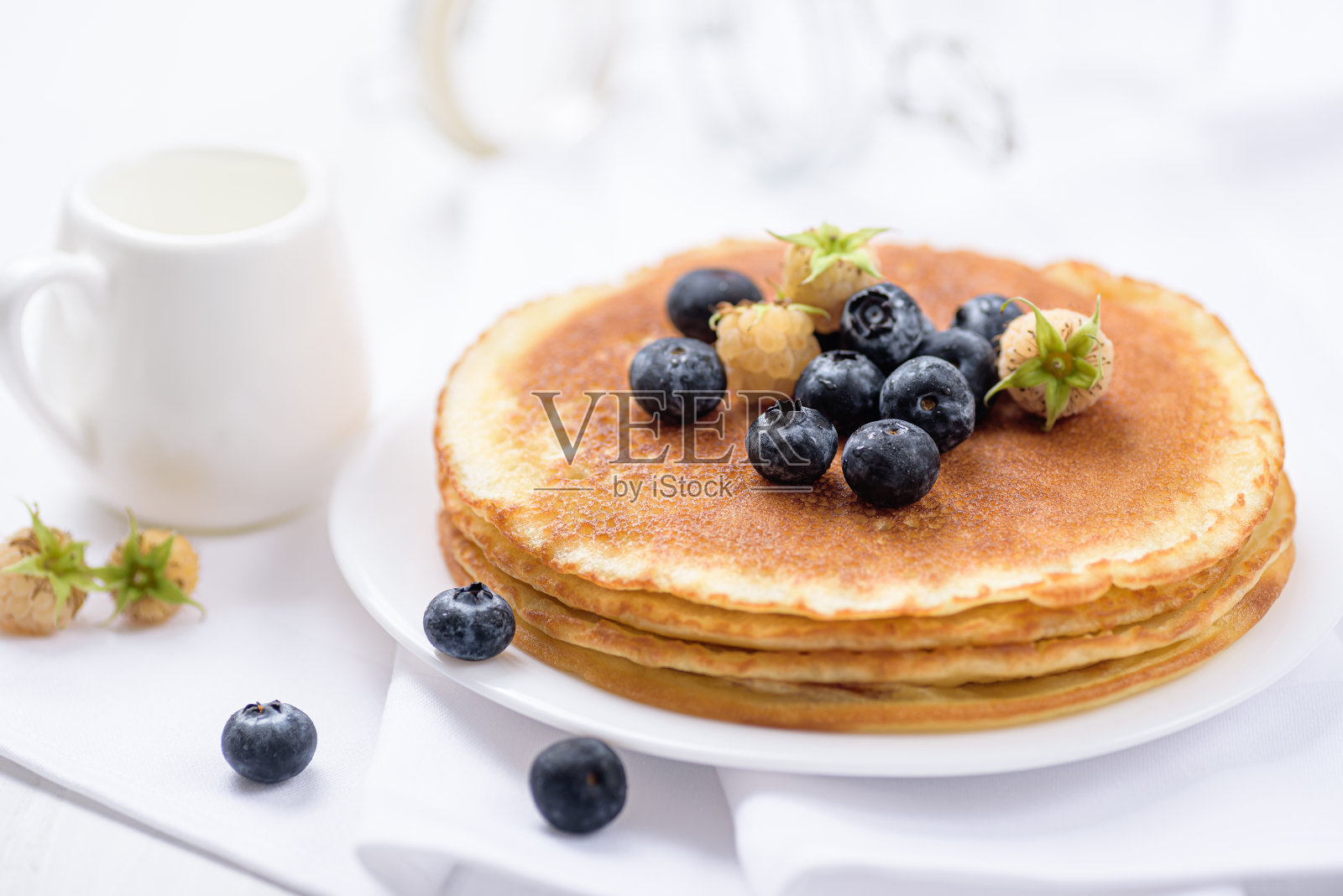 蓝莓和覆盆子煎饼照片摄影图片