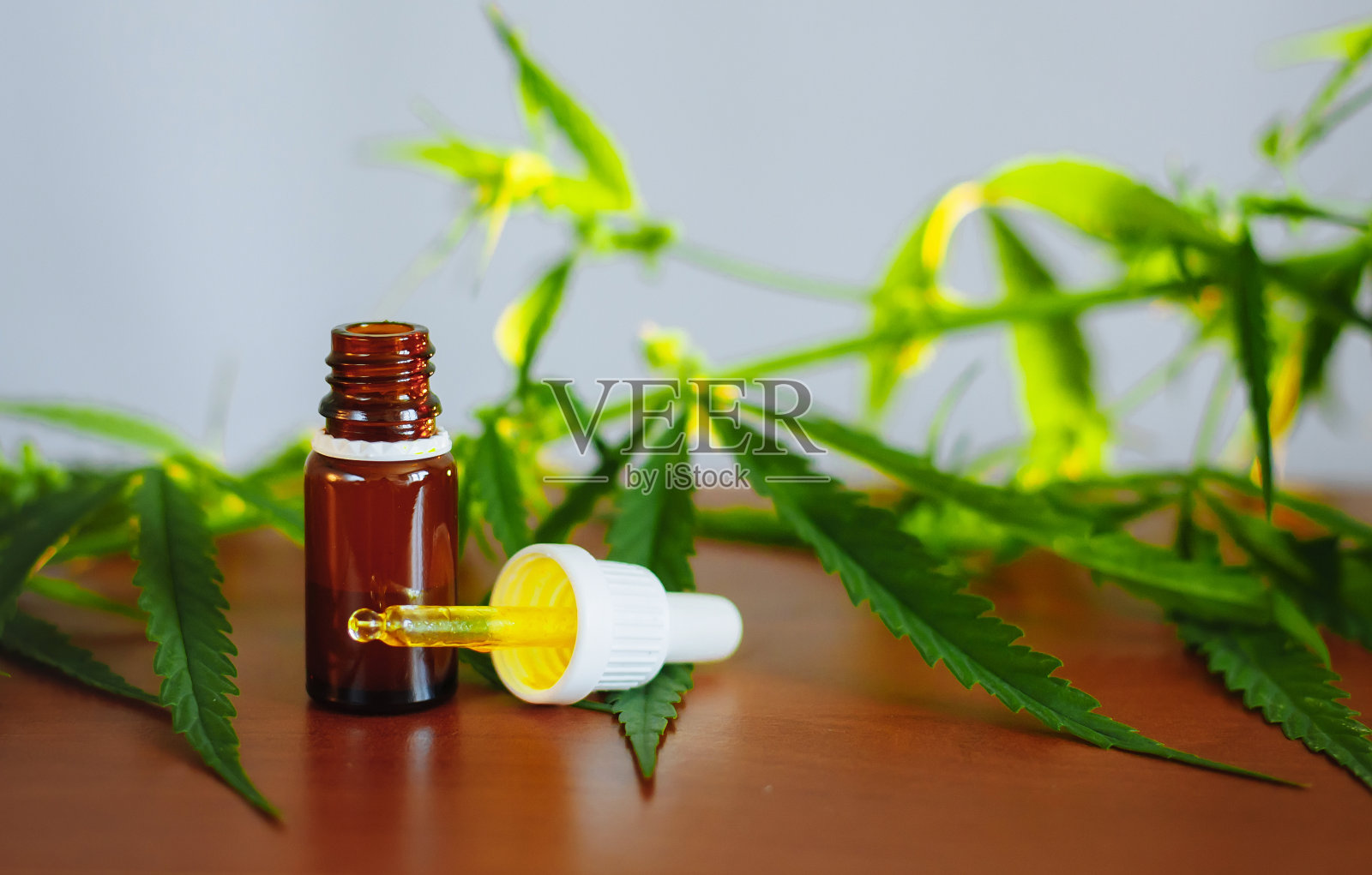 大麻背景上的大麻二酚油。医用大麻与cbd提取物。健康大麻大麻二酚。优质大麻产品照片摄影图片