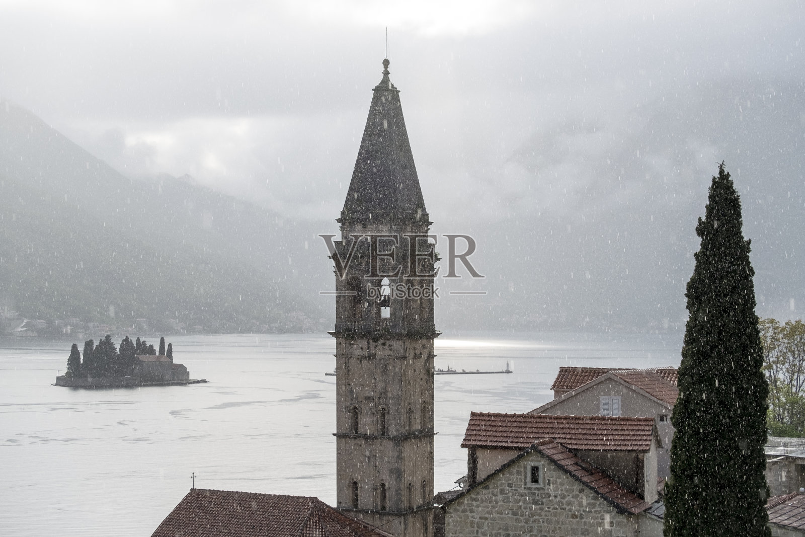 雨天。佩拉斯特(圣尼古拉教堂)和科托尔湾。黑山共和国照片摄影图片