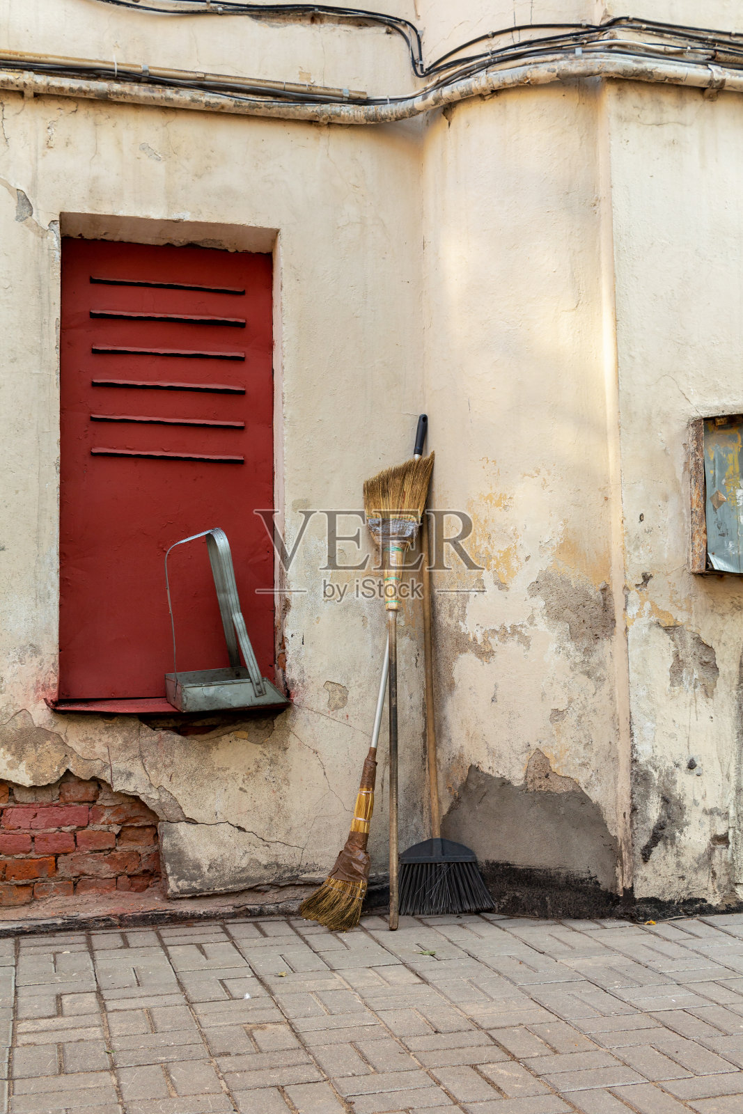 扫把和簸箕放在屋角照片摄影图片