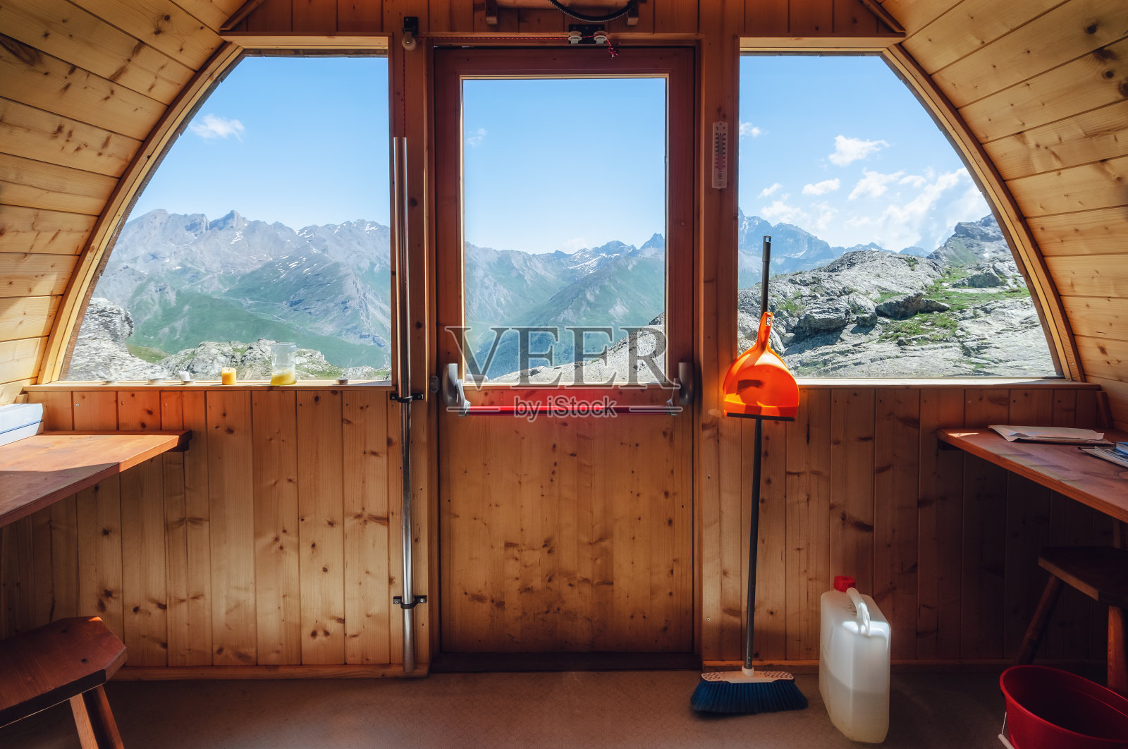 在阿尔卑斯山山麓的一个山地露营地的内部照片摄影图片