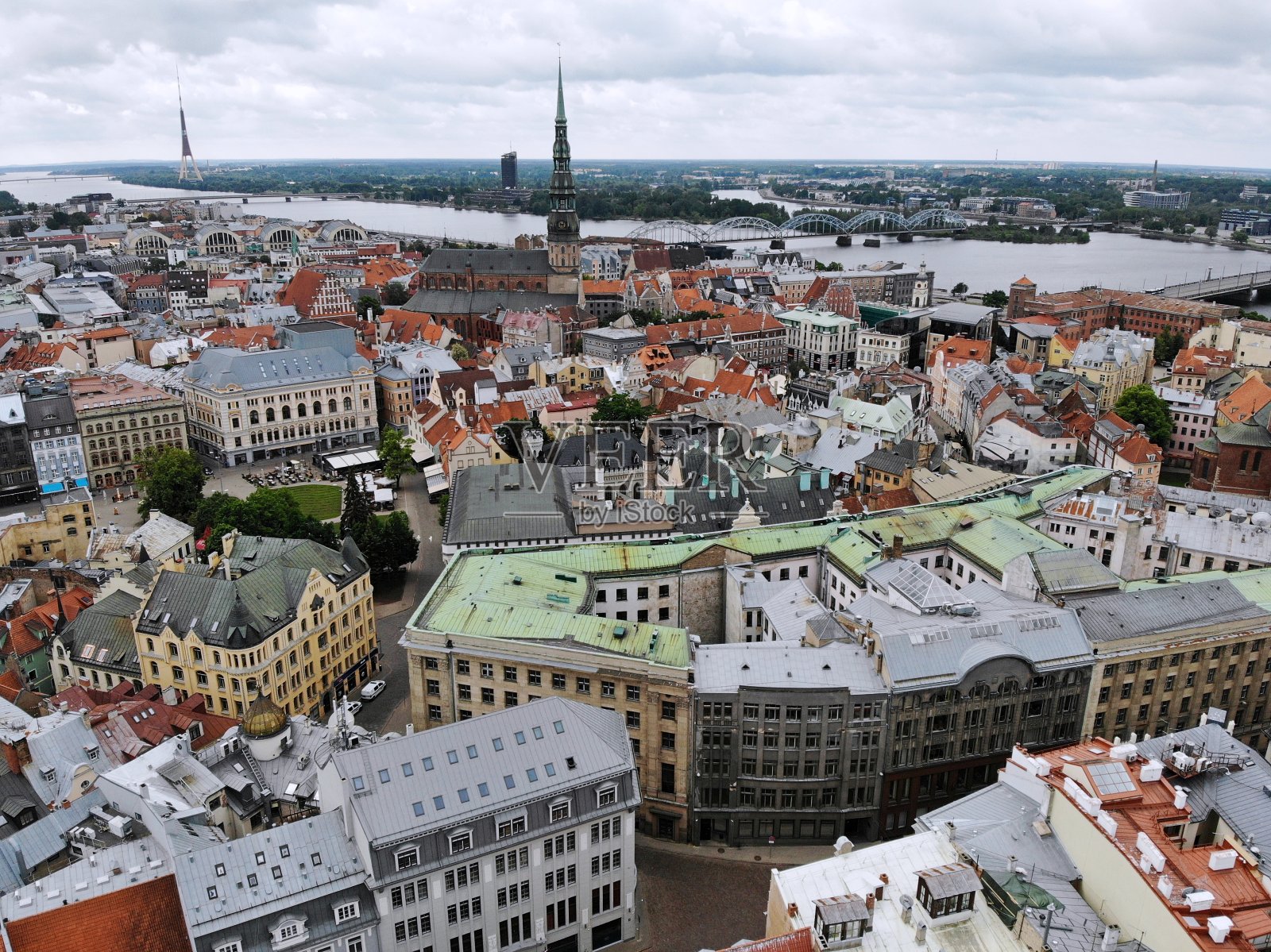 从空中俯瞰波罗的海沿岸的大城市里加。拉脱维亚首都。欧洲最美丽最真实的城市之一。一个你想回来的地方。由无人驾驶飞机。照片摄影图片