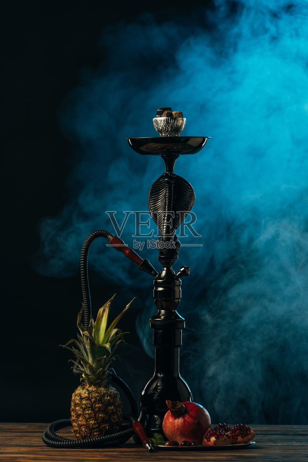 水烟与异国水果木质表面在蓝色烟雾照片摄影图片