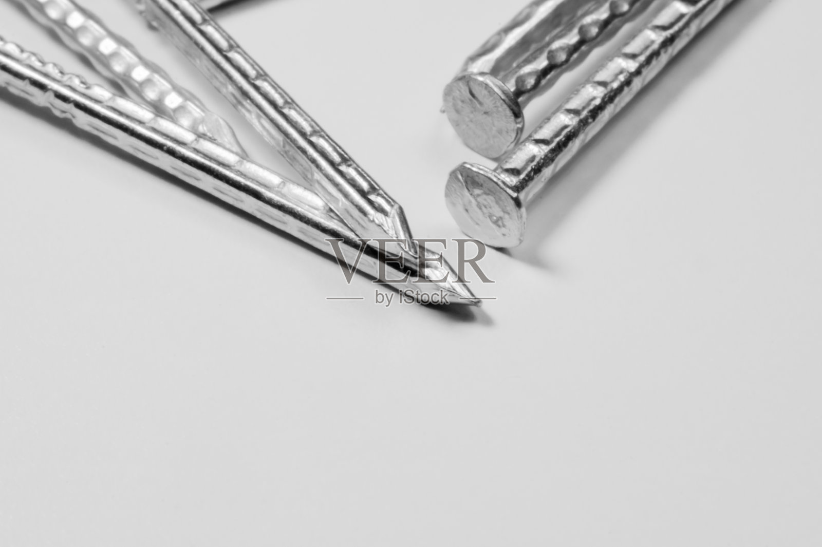 金属钉孤立在白色背景上。工作的工具照片摄影图片