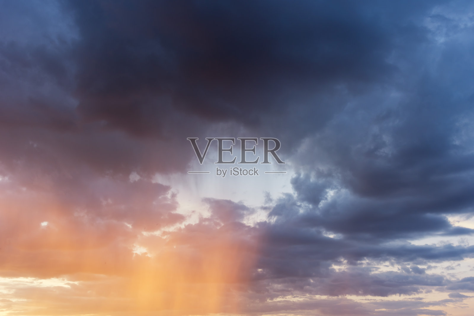 日落时天空出现云彩照片摄影图片